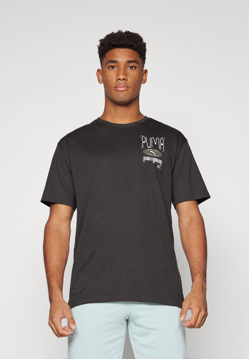 Camiseta negra de manga corta en algodón con corte holgado. Presenta un diseño del logo de Puma en blanco y amarillo en la parte izquierda del pecho.
