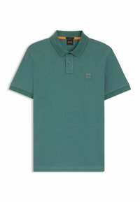 Polo di colore teal attenuato, realizzato in cotone morbido. Presenta un colletto classico, maniche corte, una chiusura a due bottoni e un piccolo logo ricamato.