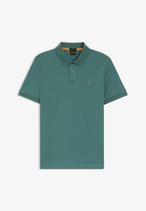 Polo shirt in gematigd teal, gemaakt van glad katoen. Heeft een klassieke kraag, korte mouwen, een placket met twee knopen en een klein logopatch.