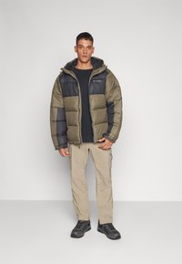 Columbia PIKE LAKE™ HOODED - Giacca invernale - stone green/shark
