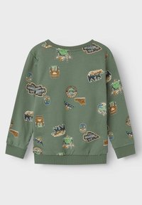 Sudadera verde con varios parches y diseños de temática natural, cuello redondo, puños y dobladillo acanalados. Textura suave, corte casual.
