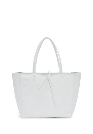 Bolso tote de cuero blanco con dos asas y una correa delgada pasada por un pequeño gancho en la parte delantera, fondo liso.