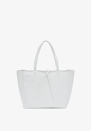 Borsa tote in pelle bianca con due manici e una sottile tracolla infilata in un piccolo gancio sulla parte anteriore, sfondo semplice.