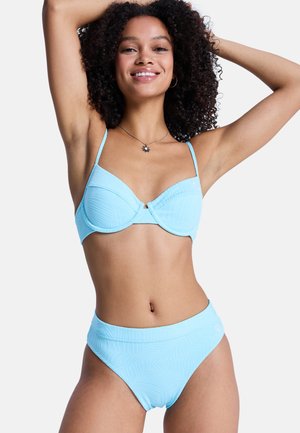 Jasnoniebieski zestaw bikini z teksturowanym wzorem liści, z usztywnianym biustonoszem i majtkami z wysokim stanem, regulowanymi ramiączkami oraz zapięciem z ozdobnym elementem.