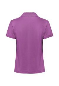 Lila Poloshirt mit kurzen Ärmeln, von hinten gezeigt, mit Kragen und kleinem Markenlogo auf dem linken Ärmel.