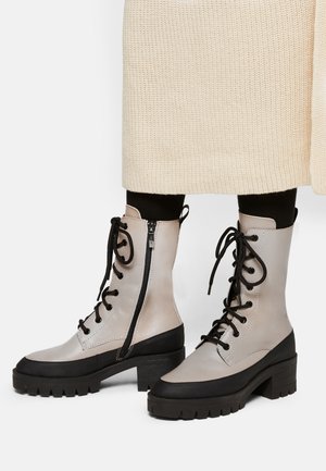 Tamaris Bottes à lacets - taupe