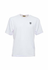 T-shirt bianco in cotone con maniche corte. Presenta un piccolo patch con logo nero sul lato sinistro del petto. Texture semplice e liscia con collo rotondo classico.