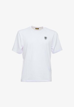 T-shirt bianco in cotone con maniche corte. Presenta un piccolo patch con logo nero sul lato sinistro del petto. Texture semplice e liscia con collo rotondo classico.