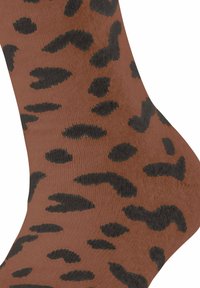 Braune Socken mit einem Leopardenmuster, das unregelmäßige schwarze Flecken aufweist. Die Textur scheint weich und gerippt zu sein.