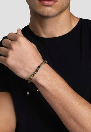 Perlenarmband mit mehrfarbigen Steinen, darunter grün, braun und schwarz. Abgeschlossen mit verstellbarem Band und silbernen Akzenten.