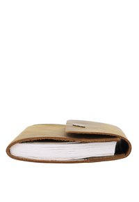 Brauner Leder-Notizbuchumschlag mit abgerundeter Form, ausgestattet mit einem silbernen Druckknopfverschluss und sichtbaren weißen Seiten innen.
