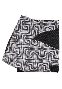 Tessuto a righe bianche e nere con disegni circolari e triangolari, con una superficie texturizzata, ripiegato all'angolo per la visualizzazione.