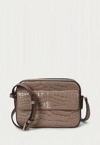 Borsa in pelle goffrata effetto coccodrillo color taupe con forma rettangolare strutturata, dotata di tracolla rimovibile e dettaglio del logo sul davanti.