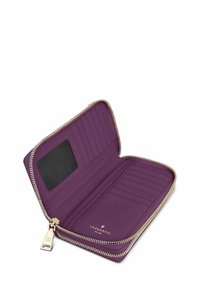 Portafoglio in pelle viola con zip dorata, dotato di più scomparti per carte, una finestra per ID e una superficie texturizzata. Logo dorato all'interno.