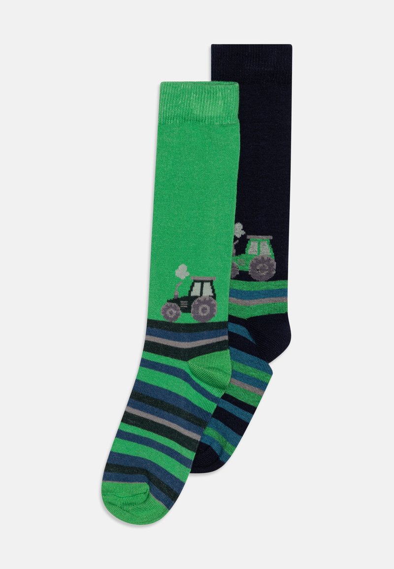Δίδυμο κάλτσες: η μία ενιαία πράσινη, η άλλη σκούρα μπλε με ριγέ σχέδια. Έχει γραφικό με τρακτέρ στην πράσινη κάλτσα. Μαλακό πλεκτό υλικό.