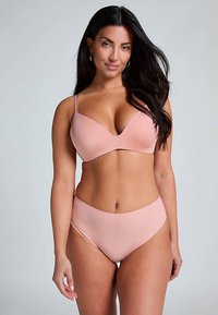 Hellrosa Bikini mit glatter Textur, bestehend aus einem Triangel-Bralette-Oberteil und einem hoch taillierten Unterteil, mit minimalen Trägern und ohne Muster.