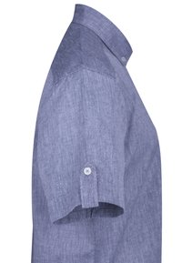 Camisa de lino de manga corta, de color azul claro, con cuello abotonado. Presenta una sutil textura y un botón cerca del puño. Vista lateral mostrada.