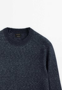 Pull bleu marine en mélange de laine avec col rond côtelé et manches raglan, plié à plat sur fond blanc.