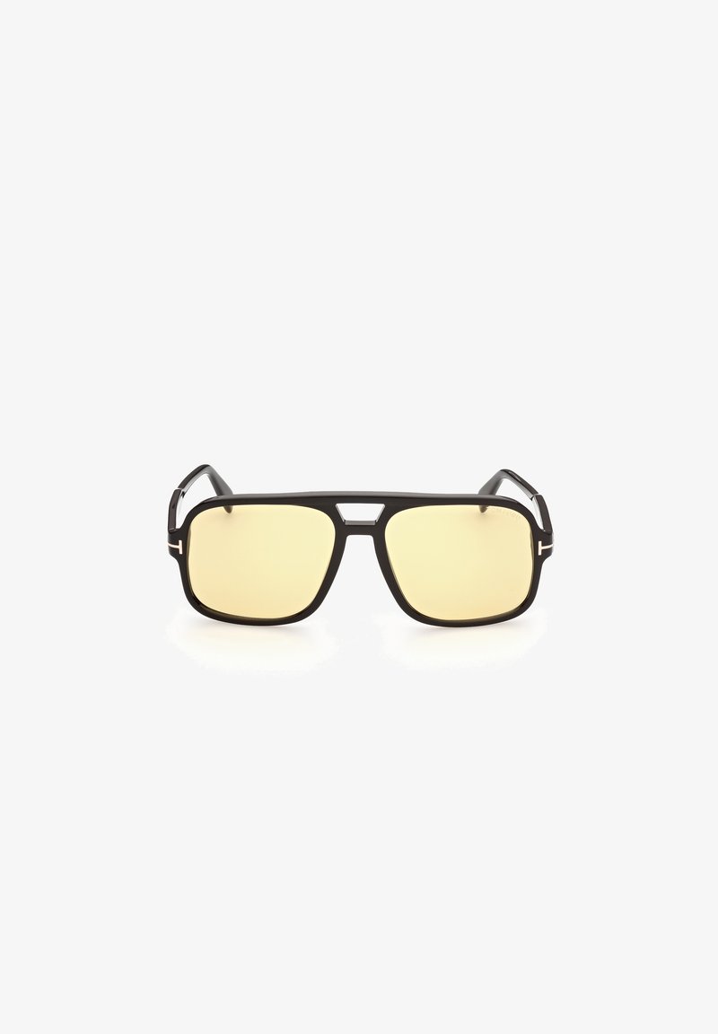 Ochelari de soare dreptunghiulari negri cu lentile galbene, având un design al ramei robust și accente metalice pe temporale.