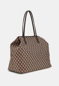 Sac fourre-tout marron avec un motif en damier tissé. Équipé de sangles en cuir marron et d'un design spacieux. Les détails de marque discrets ajoutent une touche d'élégance.