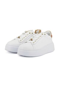 Sneakers bianchi in pelle con punte arrotondate, suole bianche rialzate, occhielli dorati e un dettaglio in catena metallica sul tallone.
