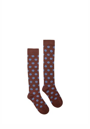 Paire de chaussettes hautes marron avec de grands pois bleu clair, posées à plat sur un fond blanc.