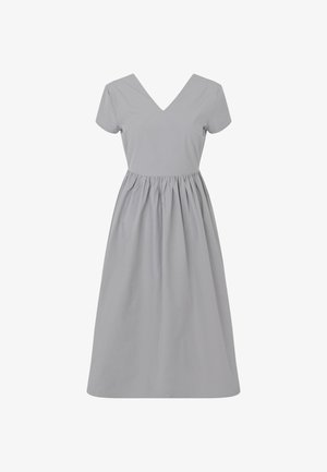 Ljusgrå bomullsklänning med V-ringning, korta ärmar och elastiskt midjeband. Kjolen är smal och faller under knäet.