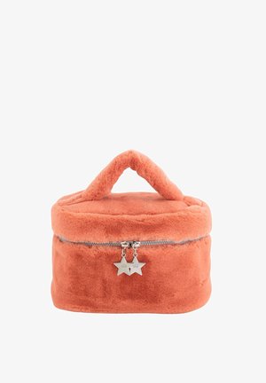 Runde, weiche orangene Kosmetiktasche mit samtiger Textur, Reißverschluss mit silbernen Sternanhängern und einem oberen Griff für einfaches Tragen.