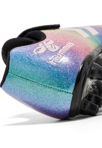 Scarpa da calcio multicolore con una sfumatura luminosa che va dal rosa al verde, fondo nero e dettagli del logo bianchi. Parte superiore strutturata.