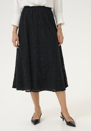 Svart spets midi kjol med blommönster, med elastisk midja och vid silhuett. Bärs med svarta spetsiga slingback skor.