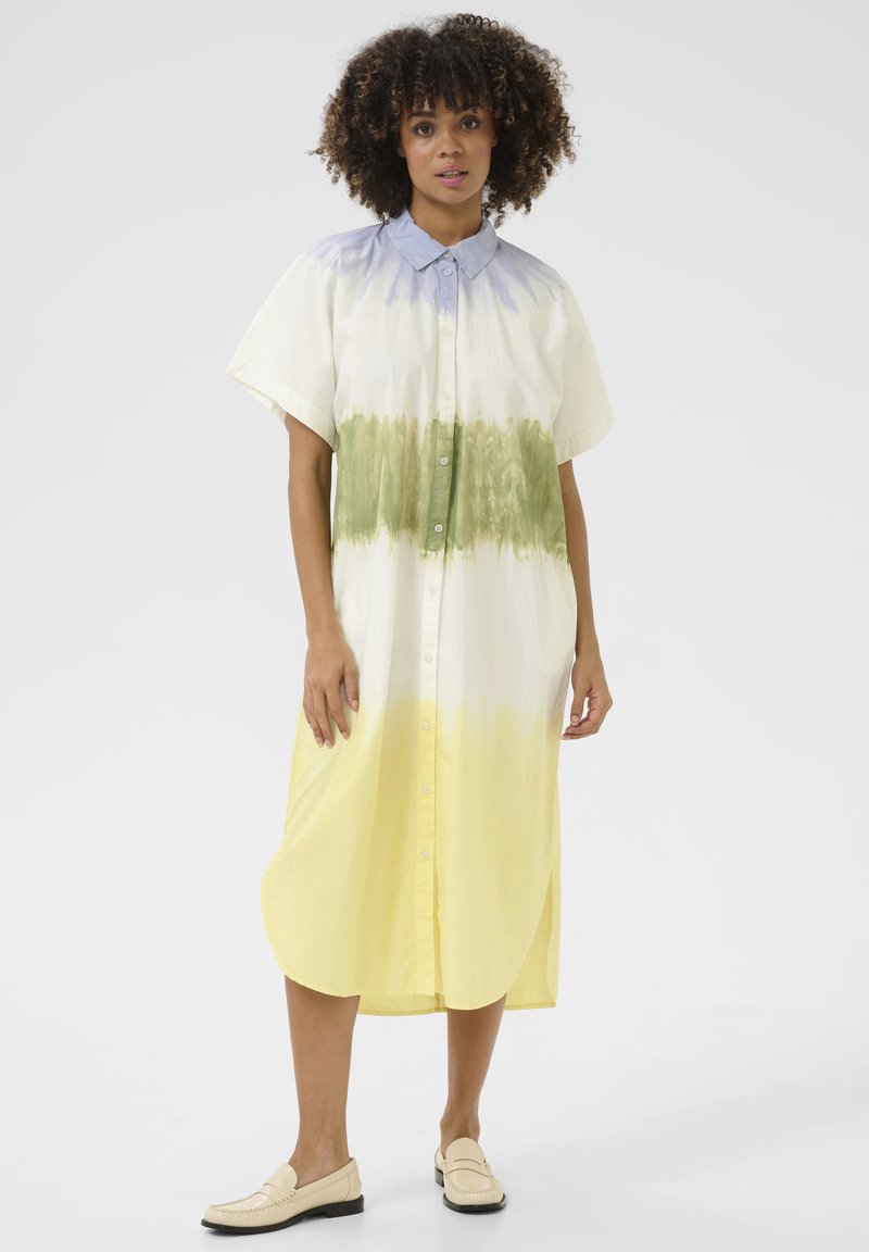 Trumpas rankovėmis suknelė marškiniai su mėlyna apykakle, vertikalius ryškiai žalius ir geltonus dryžius, ir spaudžiamomis sagomis. Lygus audinio tekstūra.