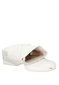 Sac blanc avec un rabat triangulaire texturé ; équipé de garnitures dorées ; possède un intérieur spacieux avec un revêtement doux.