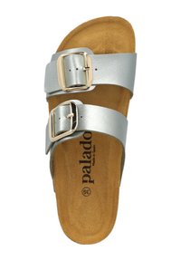 Sandali con fibbia argentata e due cinturini regolabili. Plantare in sughero morbido con texture scamosciata beige chiaro. Nome del marchio stampato sul plantare.