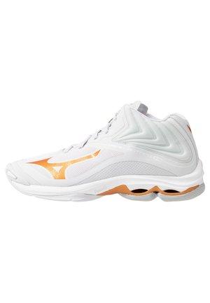 Weißer High-Top-Sportschuh mit orangen Akzenten, Mesh-Einsätzen und gepolsterter Sohle, entwickelt für Sport oder Laufen.