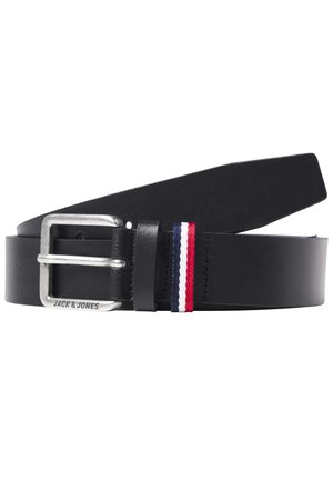Curea din piele neagră cu cataramă pătrată argintie. Include un accent mic cu dungi roșii, albe și albastre lângă cataramă. Textură netedă.