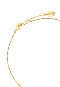 Złota bransoletka łańcuszkowa z zapięciem na lobster. Posiada zawieszkę z wygrawerowanym napisem "RAK". Łańcuch ma delikatny, teksturowany wzór.