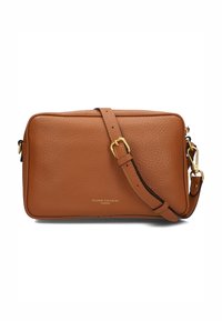 Bruine leren crossbody tas met een gestructureerde afwerking, rechthoekige vorm, verstelbare schouderriem en accenten van goudkleurig beslag.