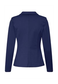 Blazer bleu marine sur mesure avec manches longues, coutures dans le dos pour la mise en forme, et col à revers.