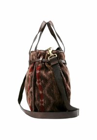 Borsa a secchiello marrone con texture, strisce verticali rosse, manici in pelle e tracolla removibile con moschettone dorato.