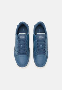 Tommy Hilfiger BASKET CORE LTH MIX ESS - Tenisky - aegean sea