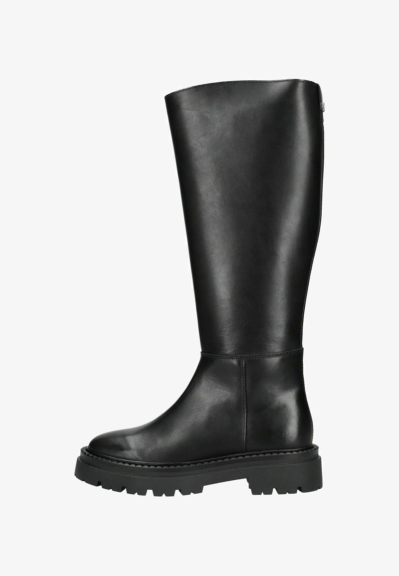 Bota de cuero negra hasta la rodilla con una textura suave, punta redonda, suela de goma gruesa y detalles de costura mínimos a lo largo de las costuras.