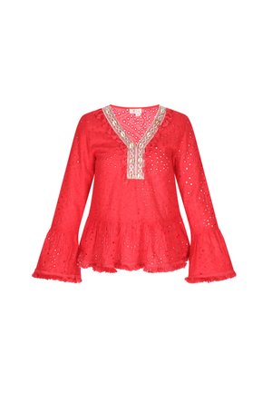 Blusa roja de mangas acampanadas con escote en V, fabricada con tela de ojales y con un dobladillo con flecos. Presenta un detallado intrincado alrededor del escote en un color contrastante.