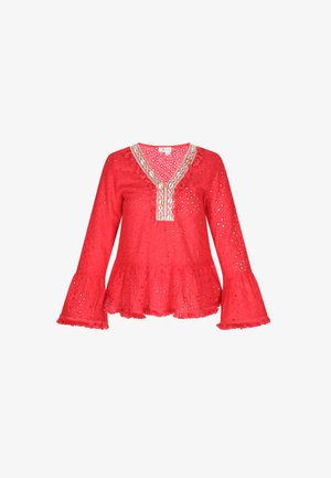 Rote Bluse mit Glockenärmeln und V-Ausschnitt, aus Augenstanzstoff und mit fransigem Saum. Sie verfügt über filigrane Details am Ausschnitt in einer kontrastierenden Farbe.