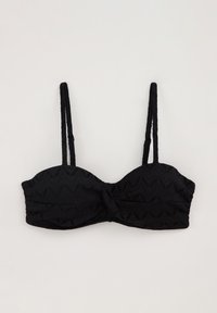 Črn bandeau bikini top iz teksturirane tkanine s črtastim vzorcem, z tankimi, nastavljivimi naramnicami in zvito sprednjo podrobnostjo.