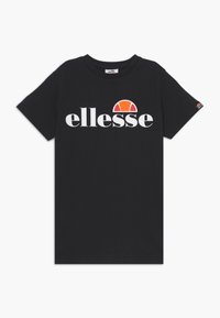 Juodas medvilninis marškinėlis, kuriame vyrauja ryškus baltas "ellesse" simbolis ir raudona bei oranžinė akcentai virš teksto. Klasikinis apvalios kaklo dizainas.
