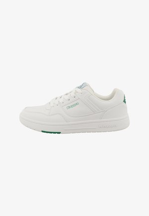 Sneaker Kappa bianca low-top con logo verde sul lato e sul tallone, chiusura con lacci e suola texturizzata per uso casual.
