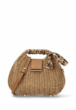 Bolso de paja tejido en color crema-marrón, con una correa de cuero marrón, acento de bufanda con estampado de leopardo y detalle de hardware metálico.