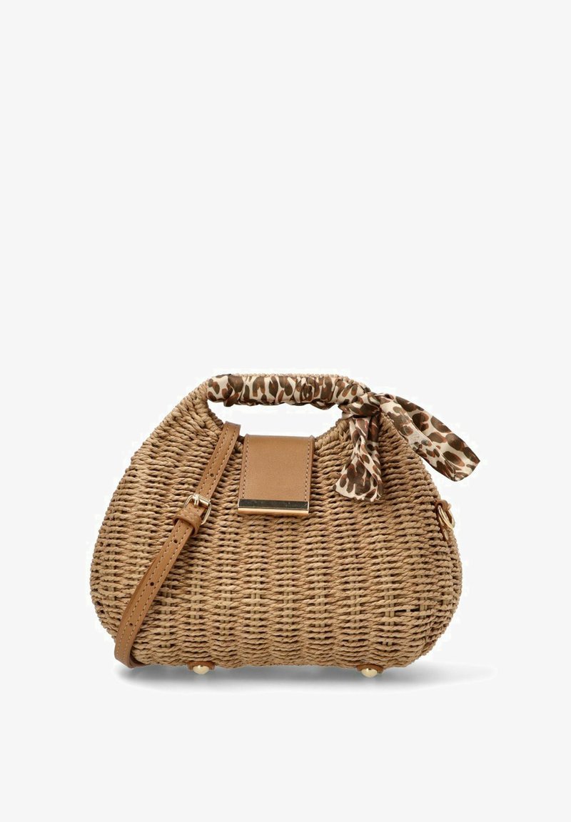 Bolso de paja tejido en color crema-marrón, con una correa de cuero marrón, acento de bufanda con estampado de leopardo y detalle de hardware metálico.