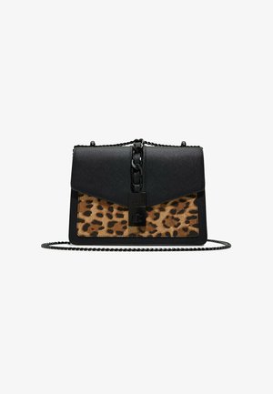 Zwarte handtas met luipaardprint paneel, gestructureerde vorm, kettingaccent en textuurmateriaal. Voorzien van een klep sluiting en verstelbare riem.