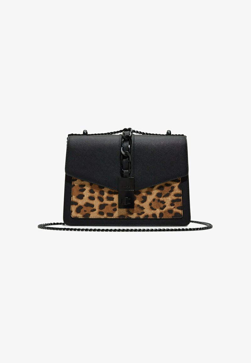 Černá kabelka s panely se vzorem leopardí kůže, strukturovaným tvarem, řetízkovým akcentem a texturovaným materiálem. Má klopnové zapínání a nastavitelný popruh.